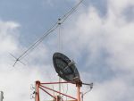 Parabola na stožáru připravena k provozu na 23 cm, nad ní F9FT na 2m. (5/16) Parabola na stožáru připravena k provozu na 23 cm, nad ní F9FT na 2m. (5/16)